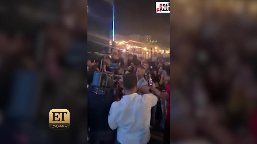 ETO05704-A Video Of Young People Who Proposed To Girls On Singers Theaters