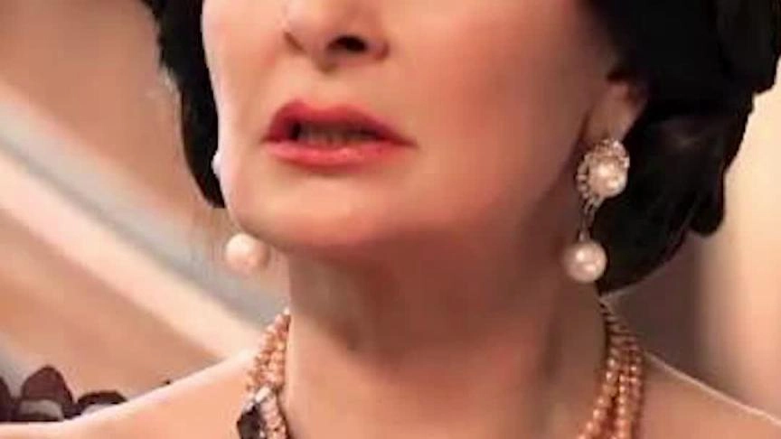 النجمات يتحولن لملكات و أميرات لهدف انساني 