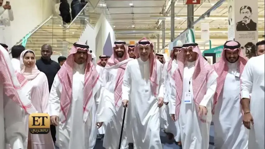 سمو الأمير بدر بن عبدالمحسن يوقع كتابه الجديد