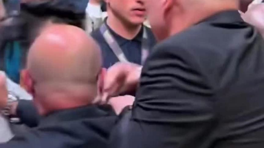 لحظة صادمة في العرض الأول لفيلم Wicked For Good في سنغافورة أحد المعجبين يندفع فجأة نحو أريانا غراندي.