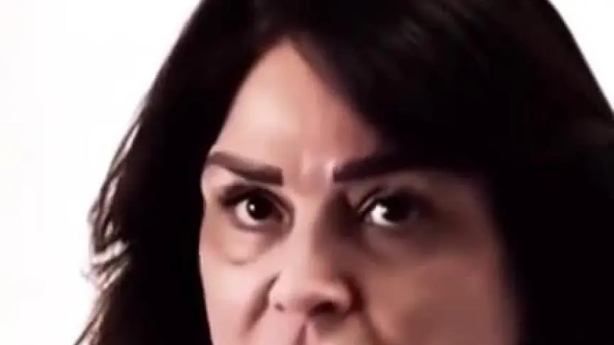كلام إلهام شاهين عن احد المخرجين الذي تدين بشكل غريب