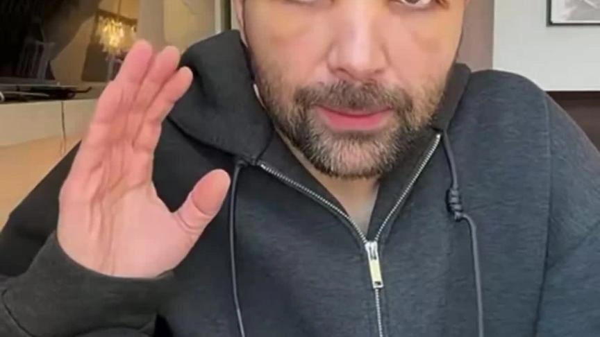 عقيل الرئيسي يطمئن جمهوره بعد زراعة الشعر