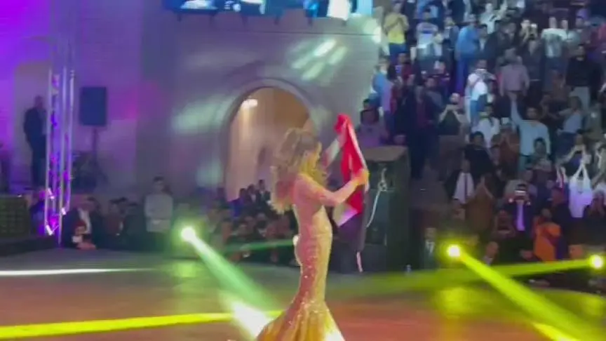 نوال الزغبي تقبّل العلم العراقي في ختام واحدة من أنجح حفلاتها في العراق ضمن مهرجانات بابل الدولية الآن..