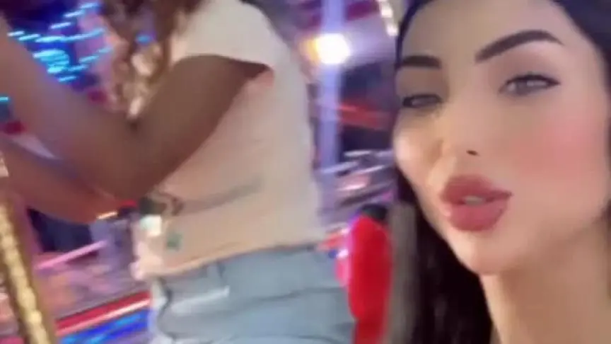 دنيا بطمة مع بناتها في مدينة الملاهي