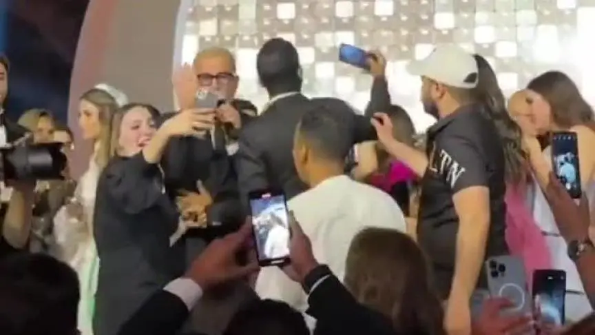 عمرو دياب يصفع رجلا على وجهه بعدما أمسك بسترته