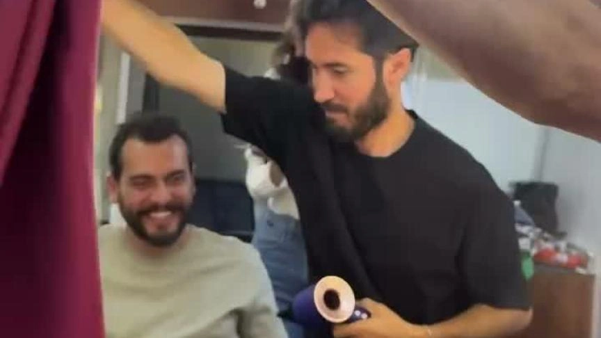 فاليري ابوشقرا تفاجىء سامر اسماعيل بالاحتفال بعيد ميلاده في كواليس حب أعمى
