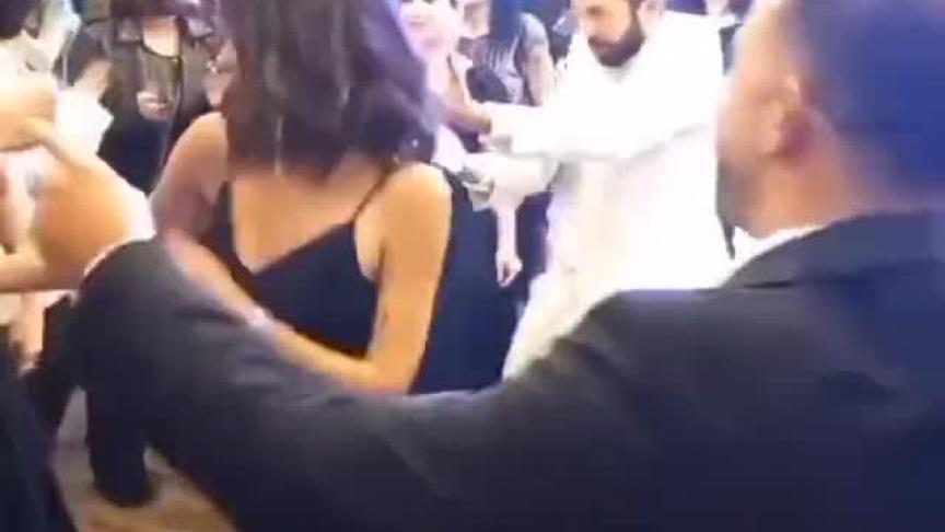 نسرين جواد زادة و اوراز كايغلار اوغلو ورضا كوجا اوغلو مع ايتاش اوشون في حفل زفافه