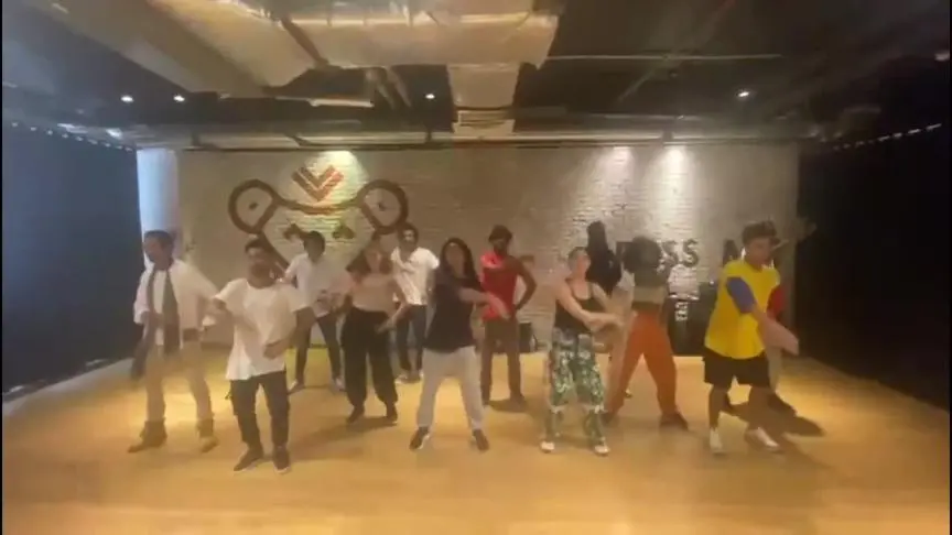 من أجواء كواليس كليب محمد منير