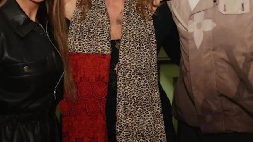  إلهام شاهين دائماً شاغلة الناس 