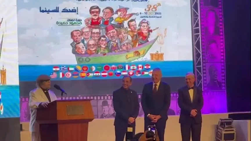 محي إسماعيل يقدم محمود حميدة بطريقة كوميدية