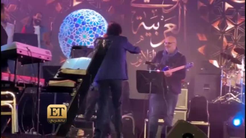 محمد منير يقدم الفرقة الموسيقية