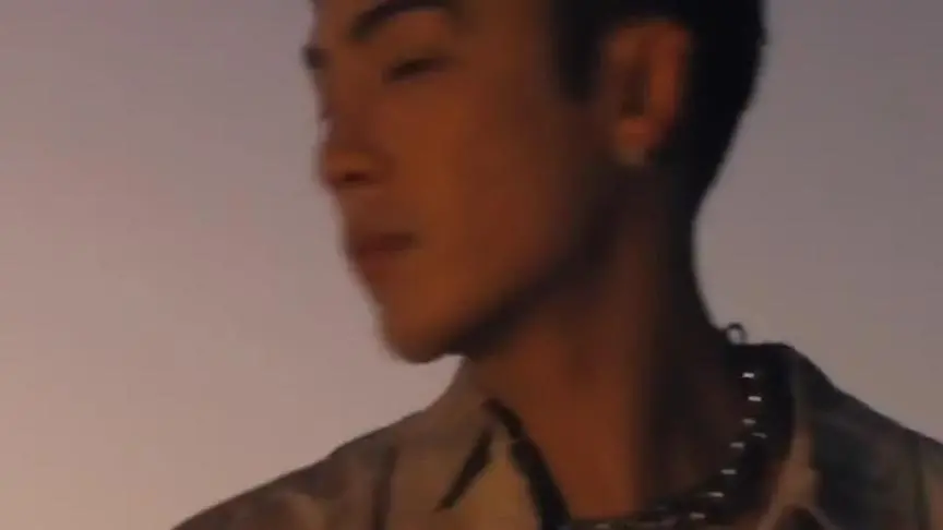 Sunny Lukas بيقول كلمات بالعربي