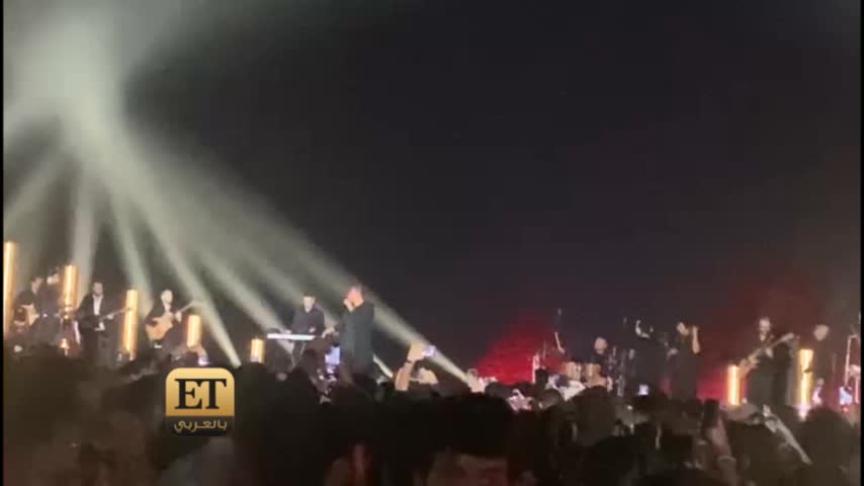 عمرو دياب يرد على طلب الجمهور بعفوية