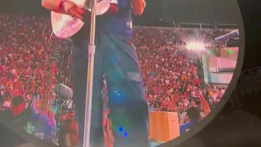 كريس مارتن يحذّر جمهوره في أول حفل بعد فضيحة آندي بايرون