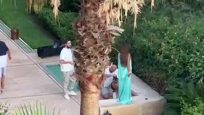 نجوى خارج مقر إقامتها في الفندق 
