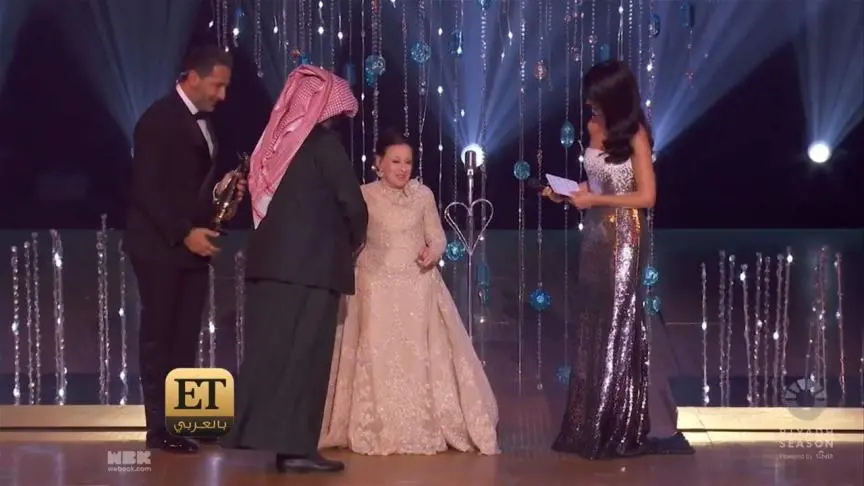 لحظات لا تتكرر في حفل الJoy Awards .. وعمرو دياب يشعل الاجواء ! 