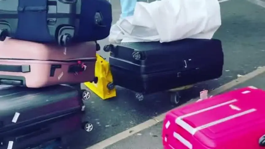 هازال كايا من مطار اسطنبول ووقوع حقائبها