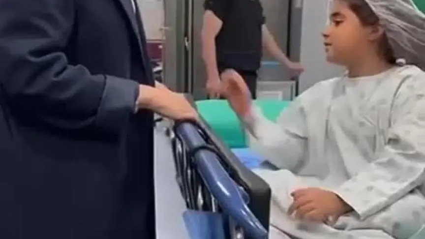 دكتورة خلود مع ابنتها الصغيرة في المستشفى