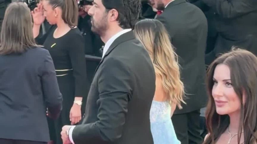 إنجين أكيوريك يصل إلى سجادة عرض فيلم Garance في مهرجان كان