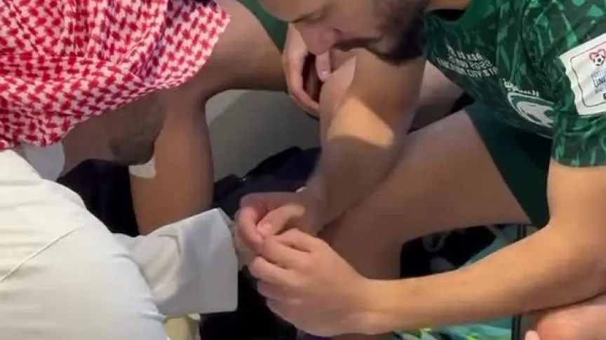 ارفع راسك.. شاهد وزير الرياضة السعودي يواسي لاعباً