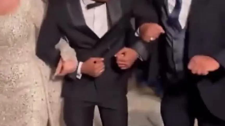 دخول عفروتو مع عروسه  إلى حفل زفافه