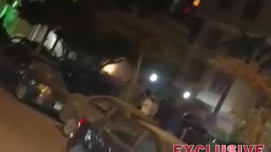 حسام حبيب وسارة الطباخ أمام مستشفى العلاج النفسي ينادون على شيرين عبدالوهاب
