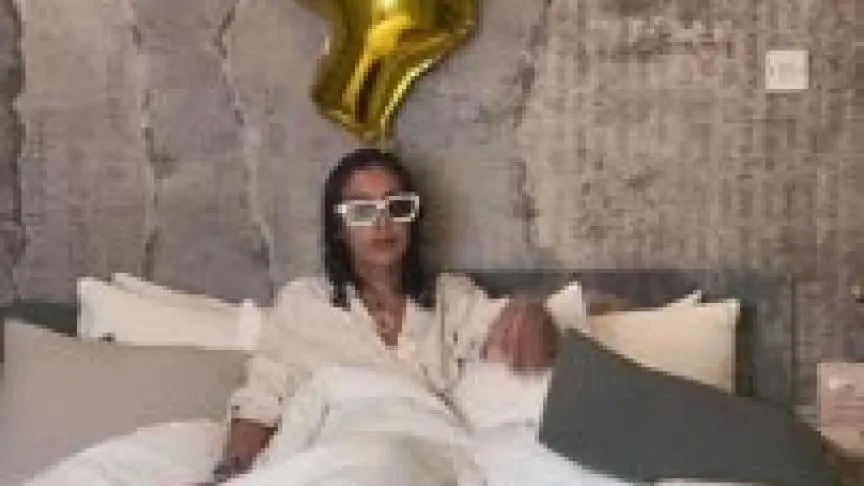 فاطمة الصفي تحتفل بعيد ميلادها الـ 42 في السرير