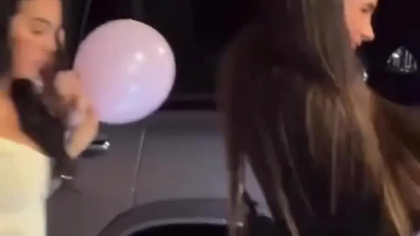 جورجينا رودريغيز لحظة وصولها الى عيد ميلادها بالرياض