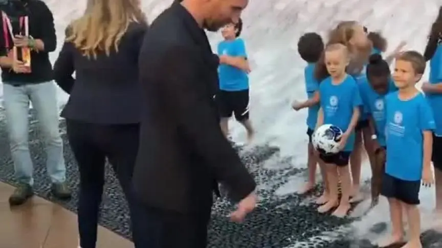 ميسي يداعب الكرة 