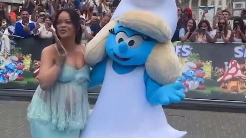 ريهانا من ترويجها للعرض العالمي الأول لفيلم السنافر Smurfs