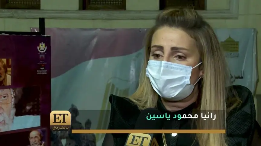 رانيا محمود ياسين بالدموع في حفل تأبين والدها