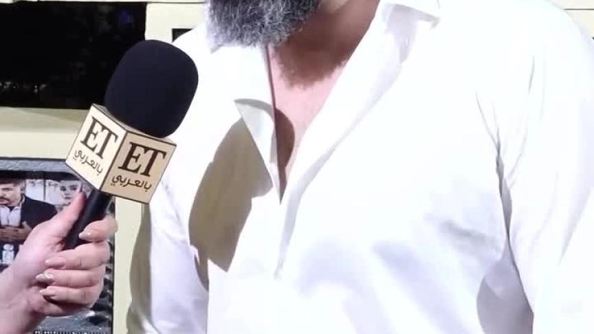 تيم حسن يطمئن الجمهور على إصابته بيده