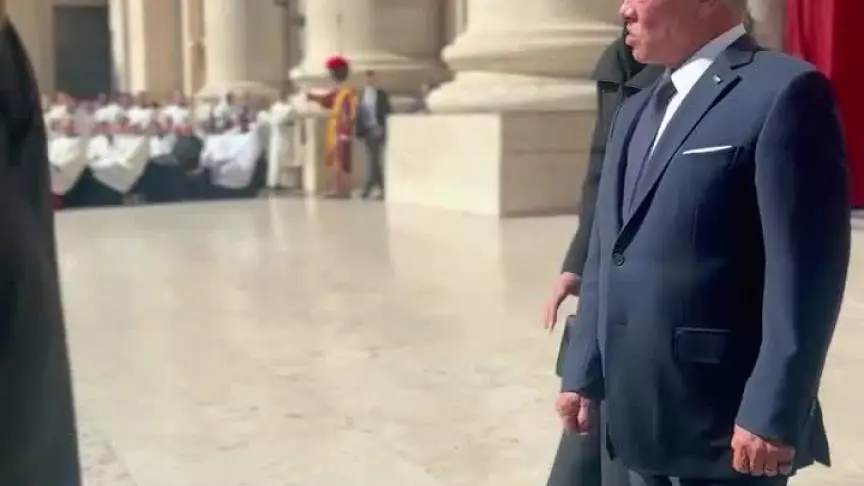 اطلالة الملك عبدالله والملكة رانيا في جنازة البابا