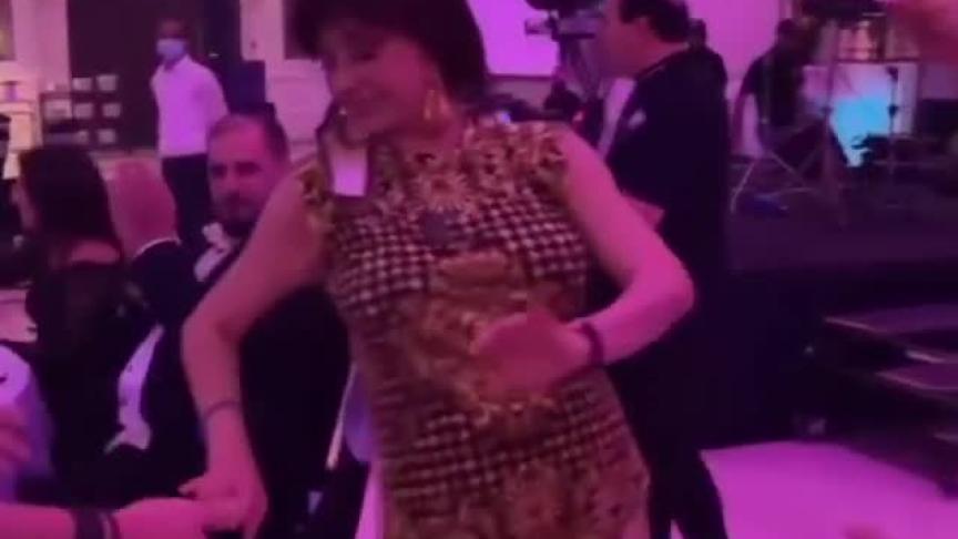 نبيلة عبيد ترقص