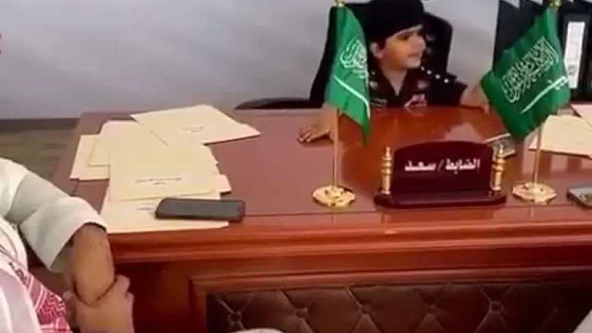سعد ابن سارة الودعاني بدور الشرطي في عيد ميلاده