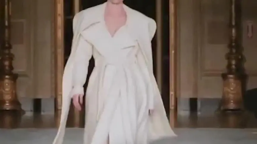 Coco Rocha تسرق الأنظار بأسبوع باريس للموضة