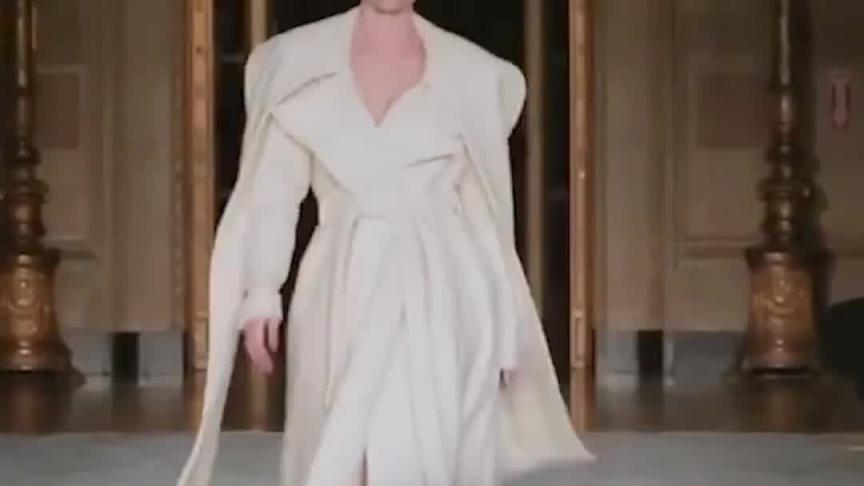 Coco Rocha تسرق الأنظار بأسبوع باريس للموضة