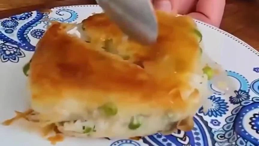 خلافه مع والدته إلى الواجهة من جديد وزوجته تدافع