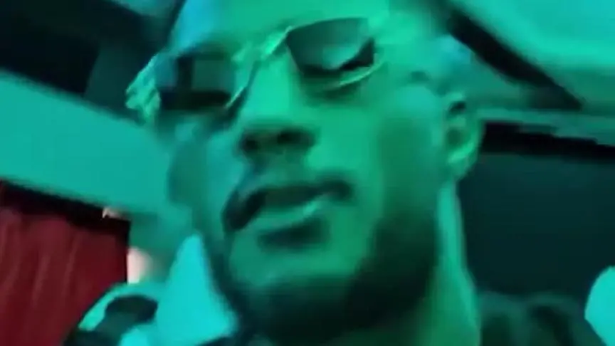 محمد رمضان من سيارته