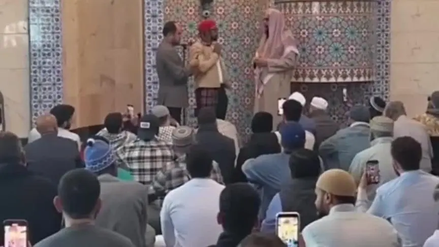 جون ليل يعلن غسلامه من مسجد الملك  فهد بكاليفورنيا