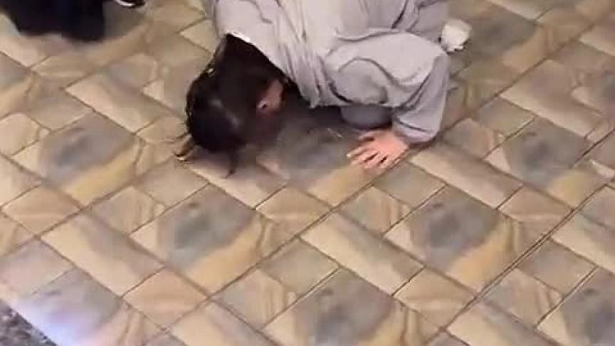  فجر السعيد تسجد شاكره الله وتقبل ارض منزلها عند دخولها عند الافراج عندها بعد سجنها ٧ شهور