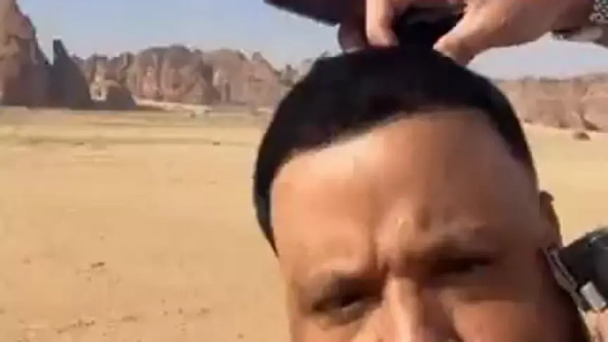دي جي خالد يصبح أول شخص يحصل على قصة شعر في صحراء العلا. -