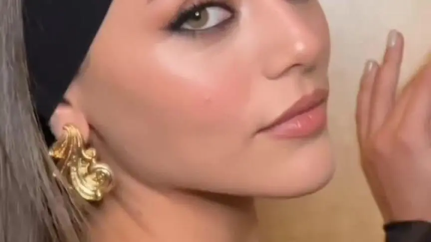 سيلا ترك أوغلو  من أحدث جلسة تصوير لها