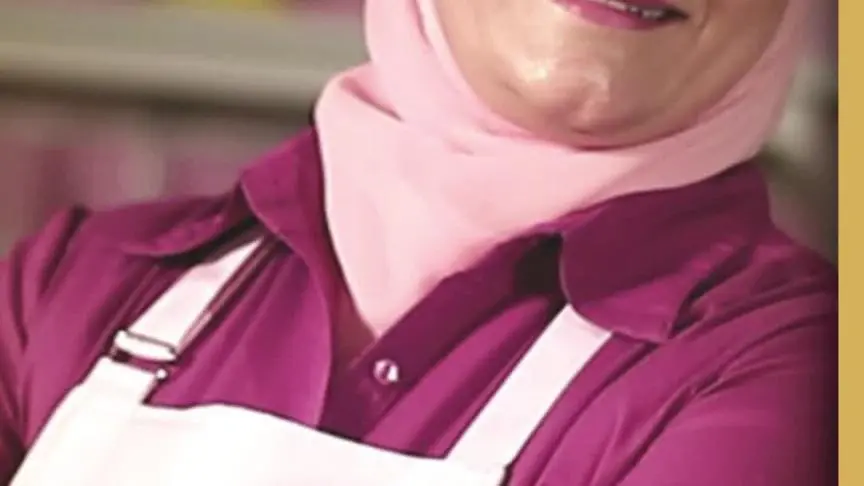 أول رد من منال العالم بعد جدل خلعها الحجاب  