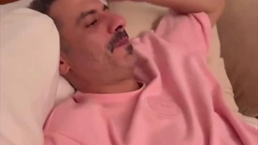 محمد فراج يتأثر خلال احتفاله مع بسنت شوقي وأصدقائهم بعرض الحلقة الأخيرة من مسلسل ورد وشوكولاتة