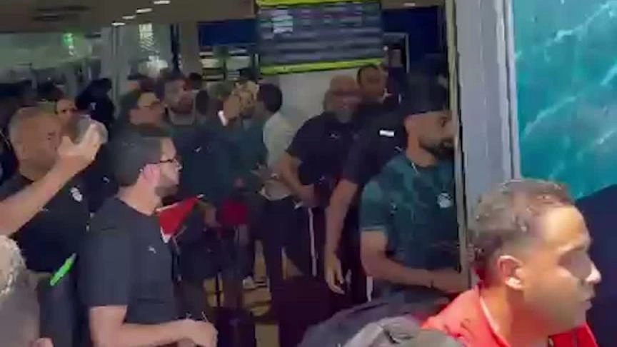 💫محمد صلاح يحيي الجماهير من الحافلة التي تقله مع بعثة المنتخب المصري