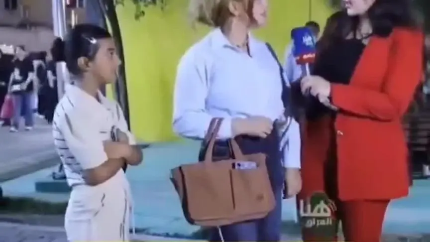 ST- فيديو لأم عراقية تصف ابنتها بـجلحة يشعل مواقع التواصل .. والطفلة ترد.mp4 