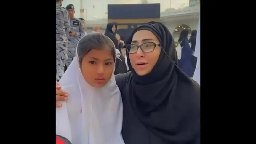 شيلاء وشيماء سبت عبر سناب شات خلال قيامهما بتأدية مناسك العمرة.