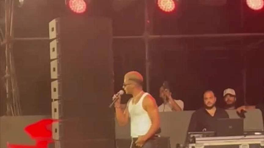 محمد رمضان يوجه تحية لـ أنغام خلال حفله في مراسي
