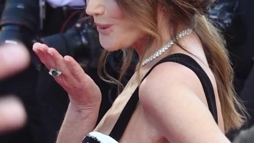 كيت بلانشيت ، جوليان مور،  كولمن دومينغو وكارلا بروني على سجادة عرض فيلم Garance في مهرجان كان السينمائي